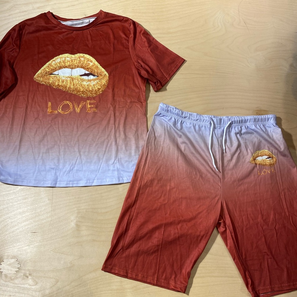Stylish Red Gradient Love Print Women's Bike Shorts Set